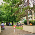 Flohmarkt beim Eingang zur Wohngenossenschaft Lettenhof am Bernerring 63