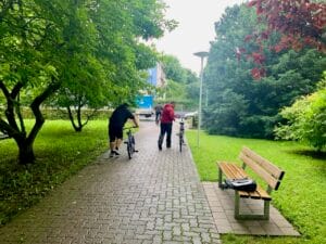 Velos aus den Velokellern werden zum Laswagen von Velafrica transportiert