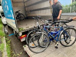 Velos werden in den Lastwagen von Velafrica eingeladen
