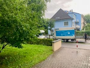 Der Lastwagen von Velafrica fährt vor und ist bereit zum Verlad von Velos der Wohngenossenschaft Lettenhof.